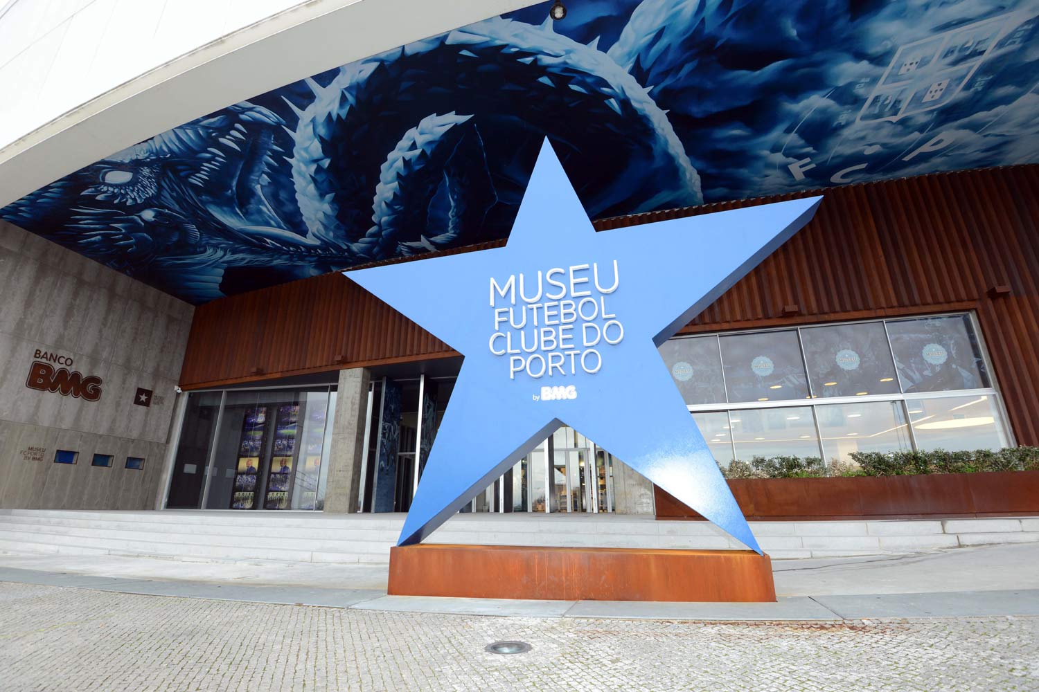 Entrada do Museu Futebol Clube do Porto, com estrela azul em destaque