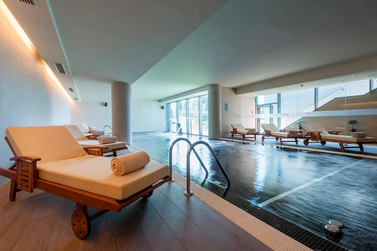 Área da piscina interna do hotel