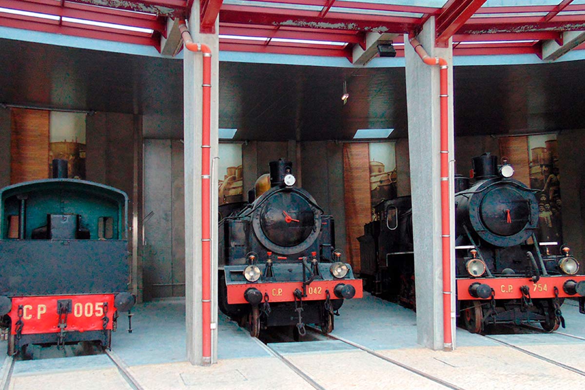  picture of 3 locomotives 