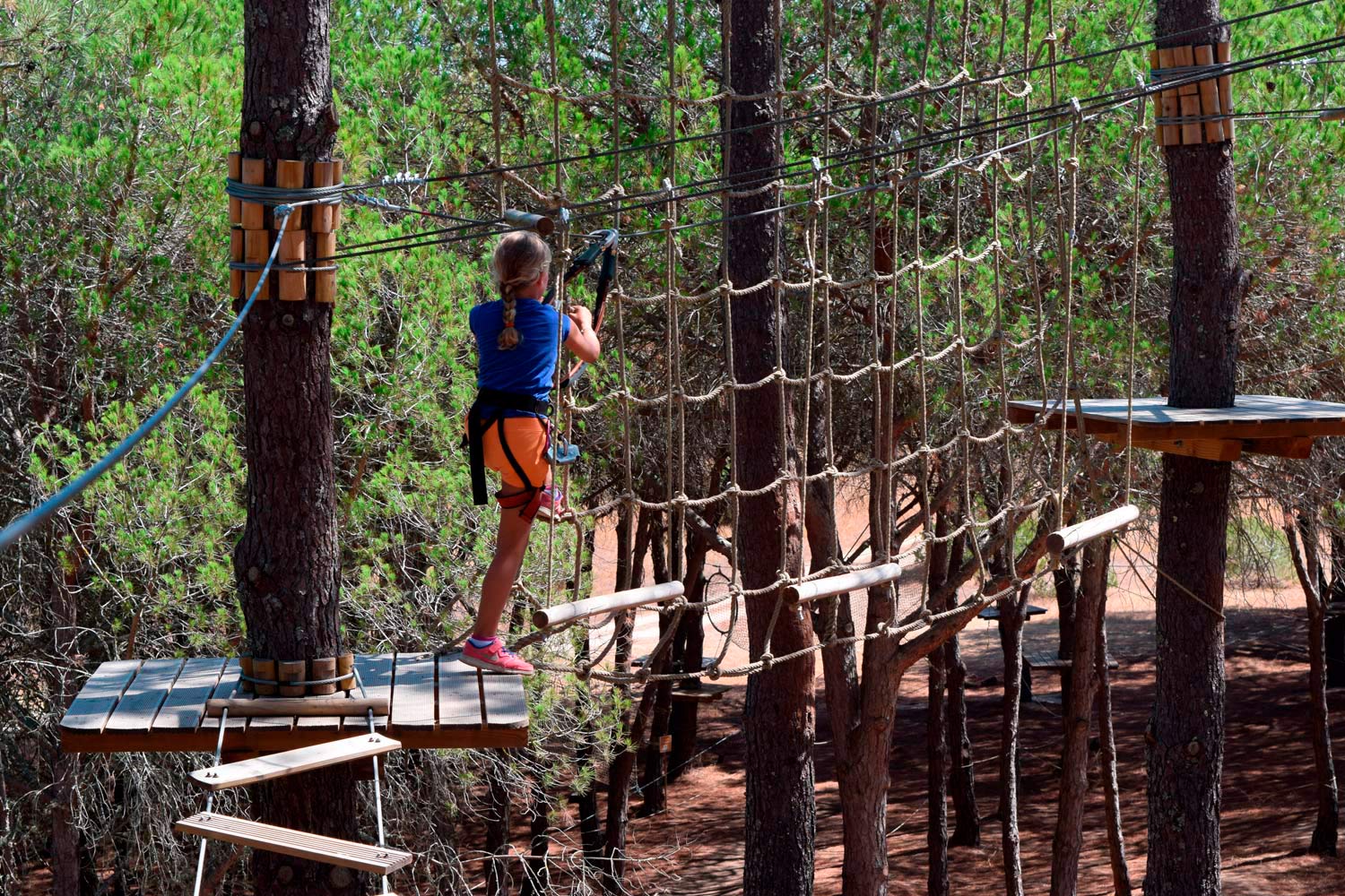 Criança a fazer arvorismo