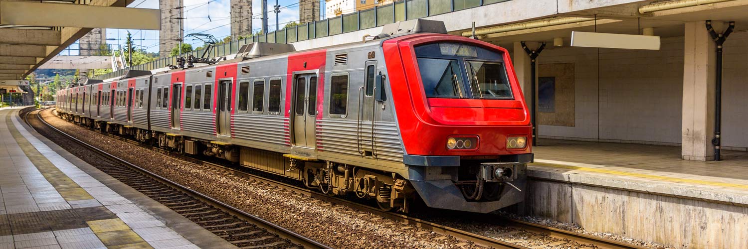Comboio Urbanos de Lisboa da sério CP 2300/2400, parado na Estação de Campolide.