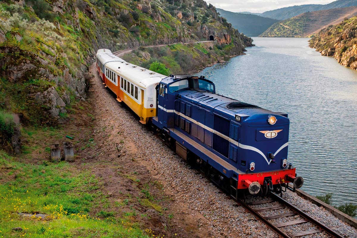 comboio Miradouro à beira do rio Douro
