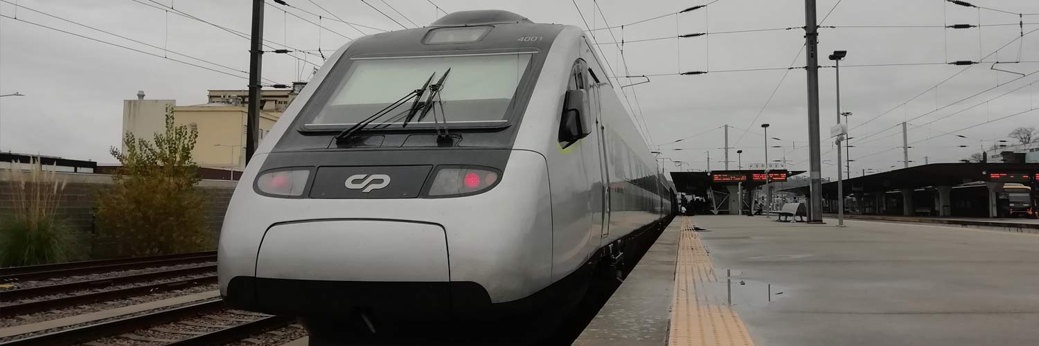 Comboio Alfa Pendular, parado junto à plataforma.