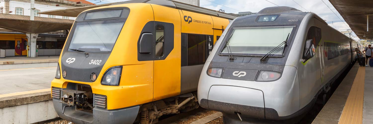 Alfa Pendular e Comboio Urbano do Porto parados junto a plataforma.