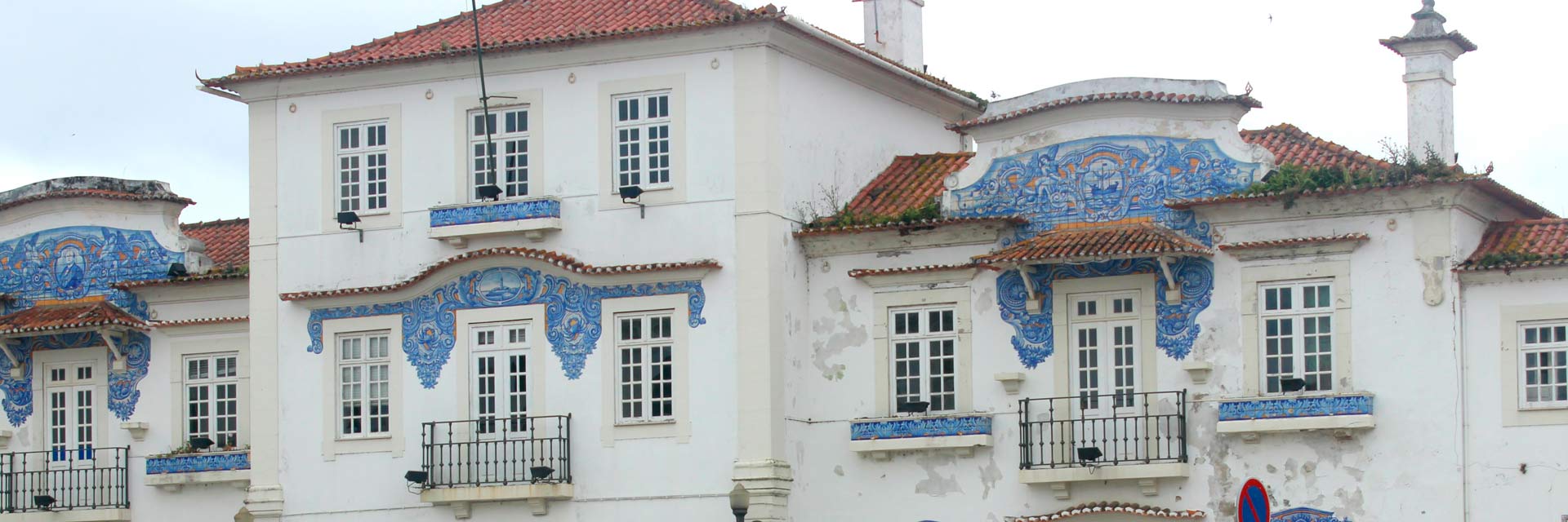 Antiga estção de Aveiro com azulejos, atualmente um centro cultural.