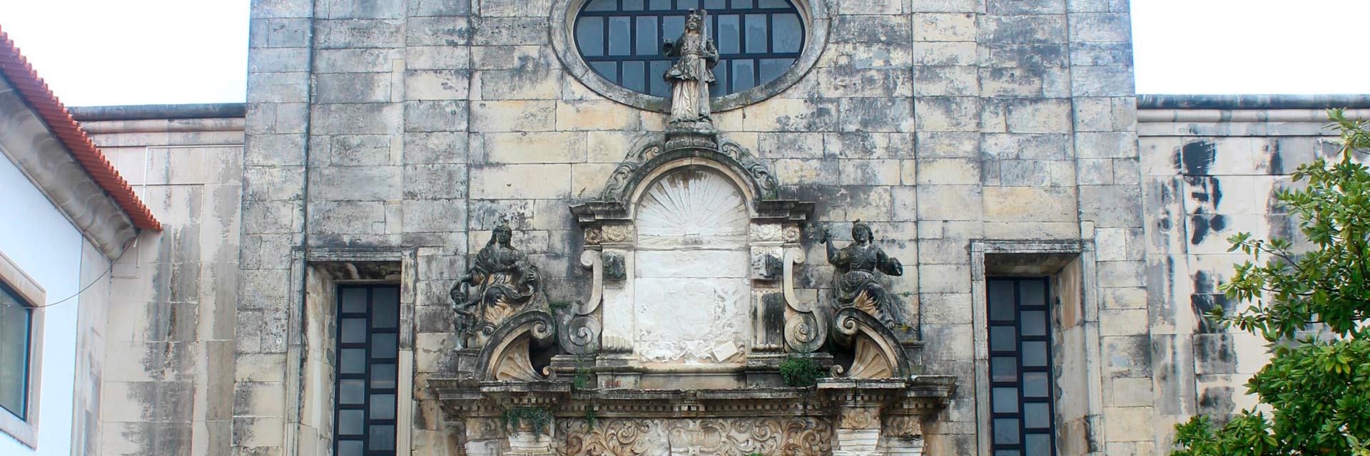 Detalhe da fachada da Sé Catedral de Aveiro.