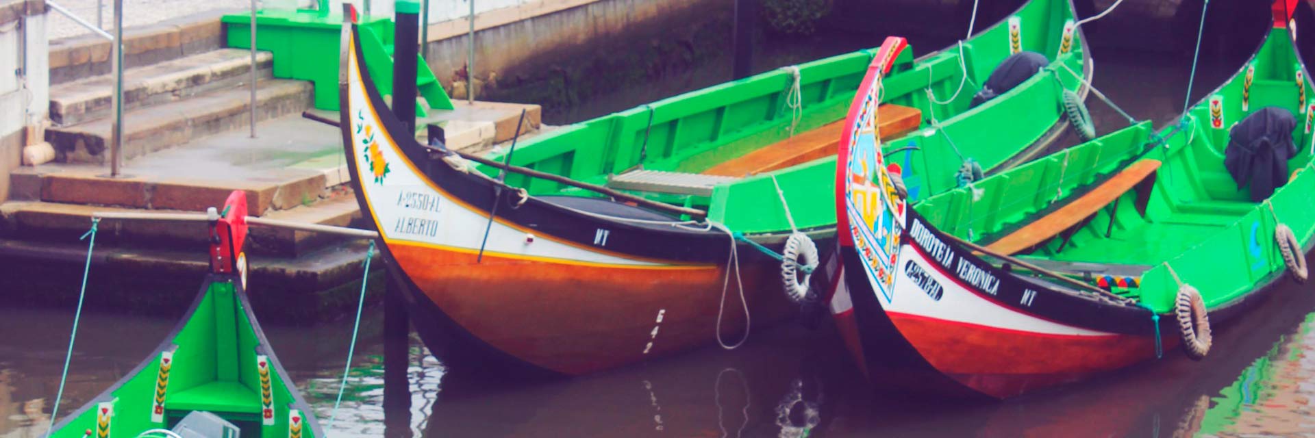 Dois barcos moliceiros junto à  área de embarque.