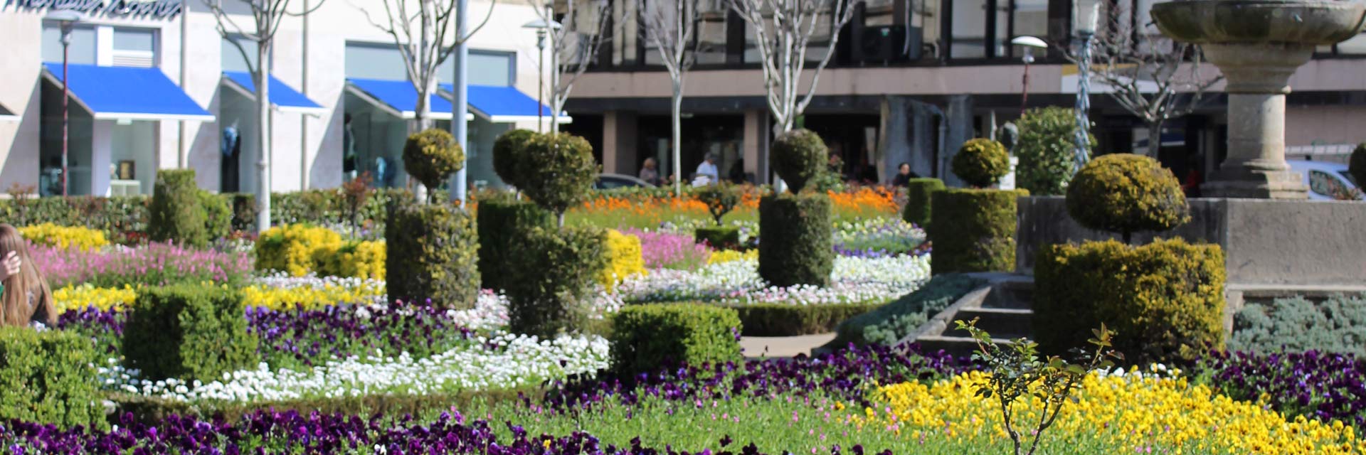 Jardim de Santa Bárbara com flores e plantas cortadas como esculturas.
