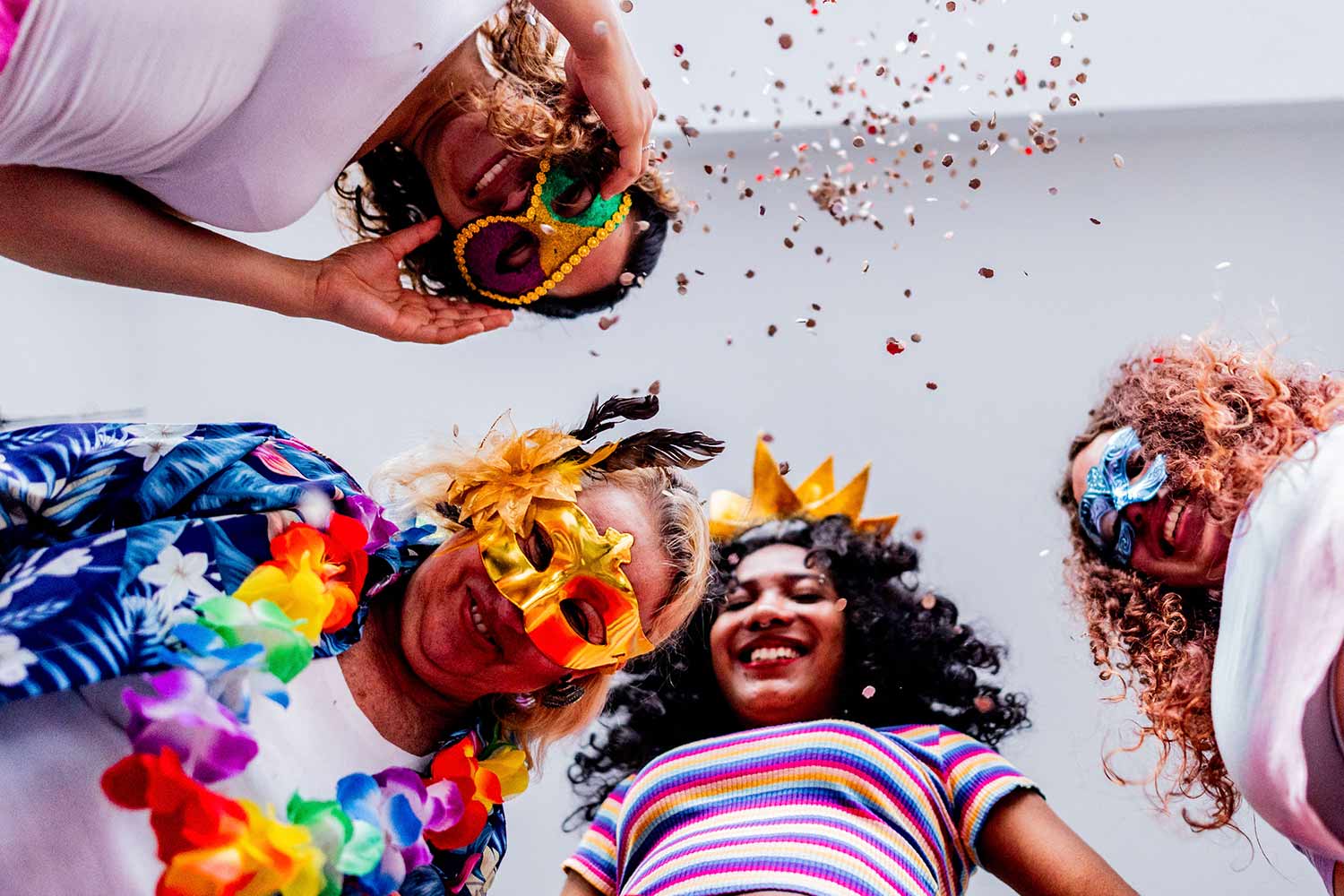 Pessoas com fantasias de Carnaval