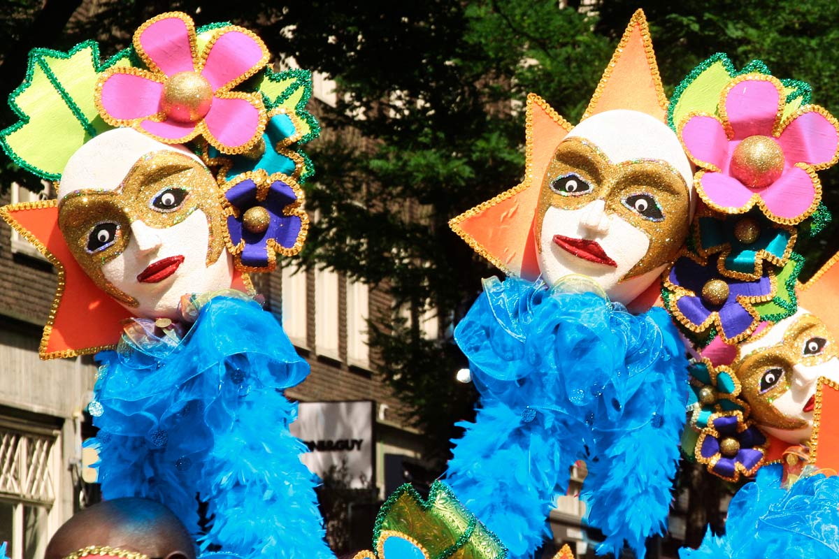 Gigantones em cortejo de Carnaval.