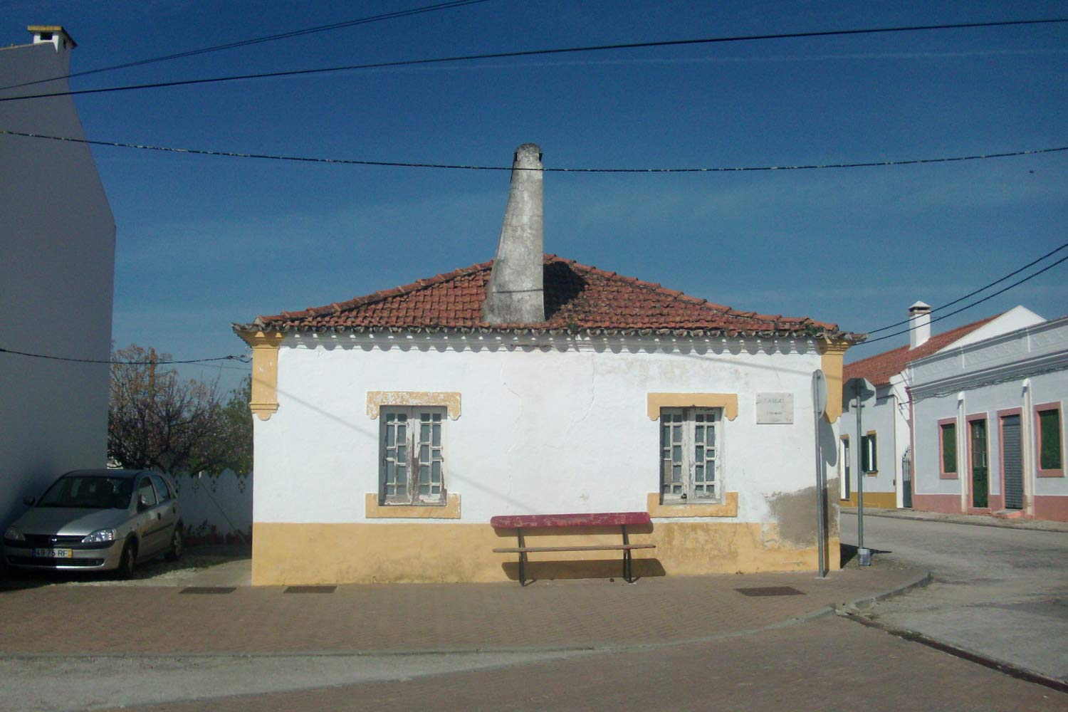 casa amarela e branca