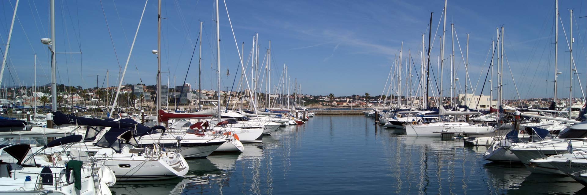 Marina de Cascais com barcos atracados.