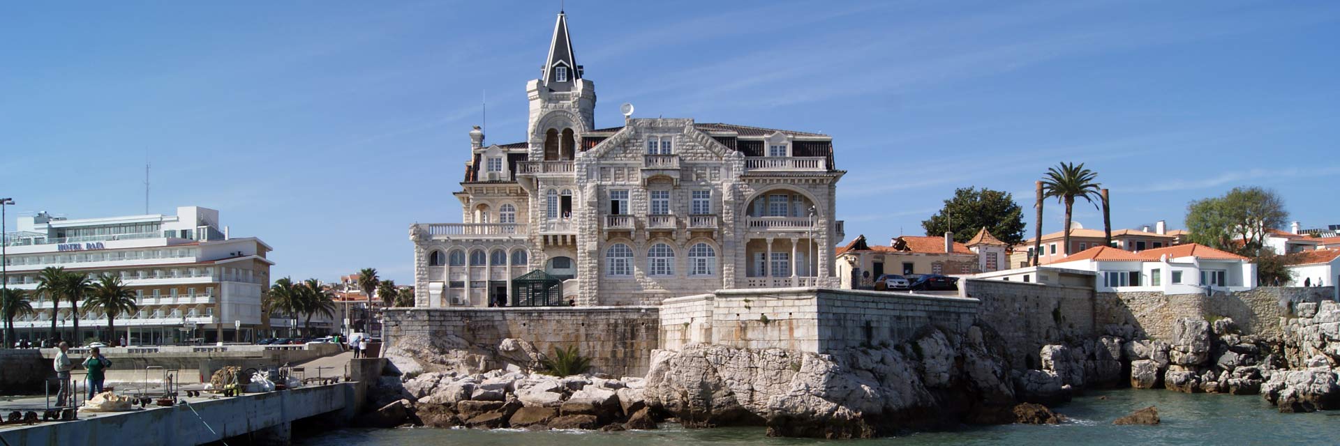 Palácio Seixas na beira mar e ao lado o Hotel Baía.