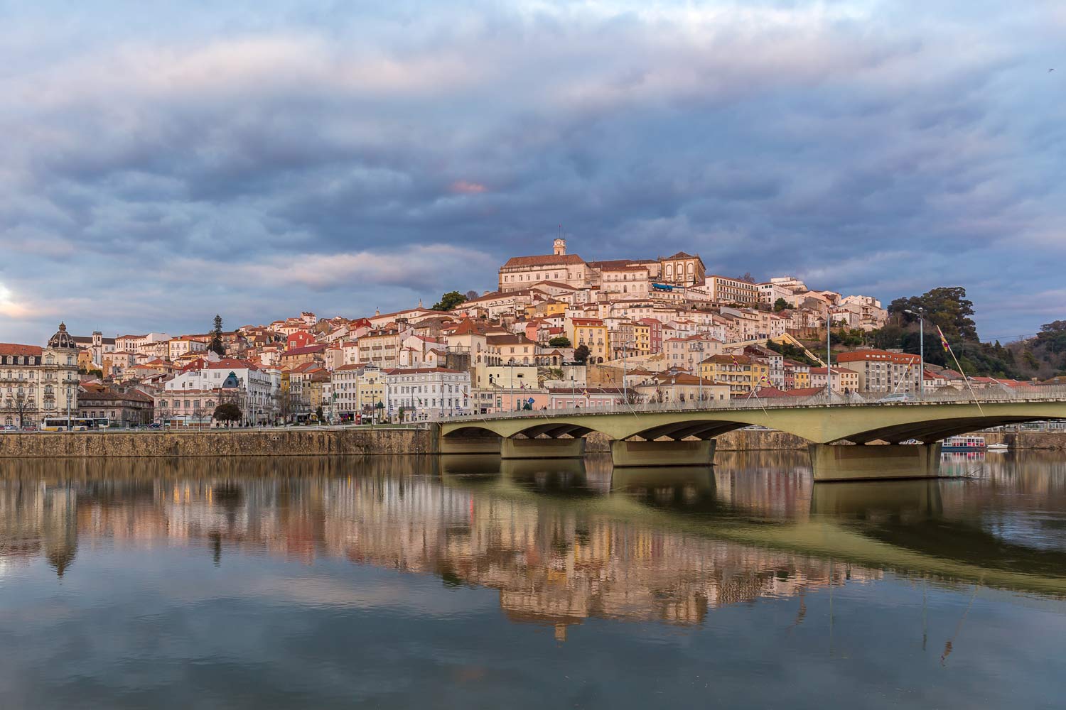 Vista de Coimbra com o rio Mondego