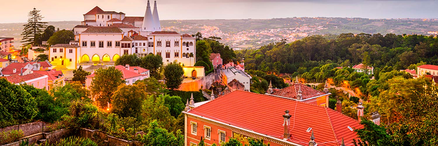 Centro histórico da Vila de Sintra com destaque para o Palácio Nacional de Sintra.