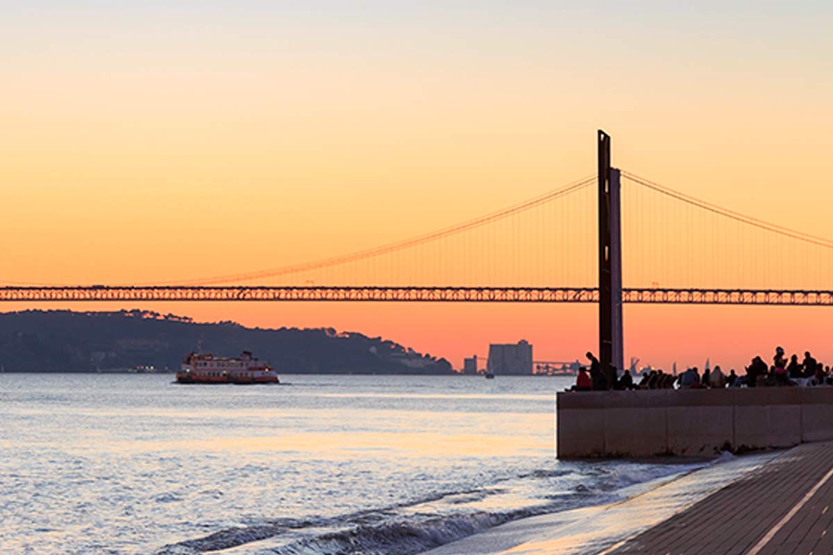 Ponte 25 de Abril, vista do Terreiro do Paço ao entardecer.