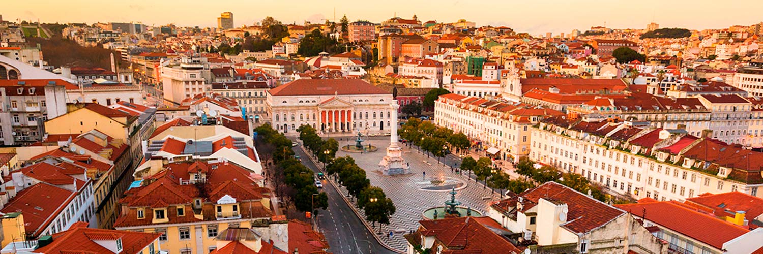 Vista da praça do Rossio e Avenida da Liberdade e edifícios das colinas de Lisboa.