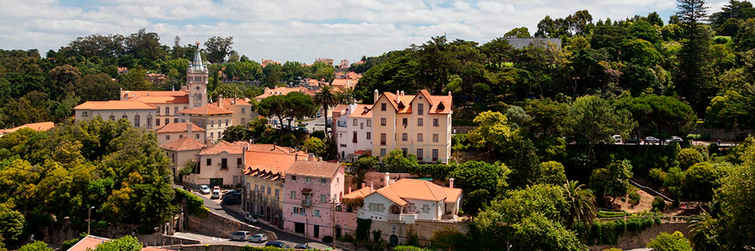Centro histórico de Sintra com a Câmara Municipal e casas antigas.