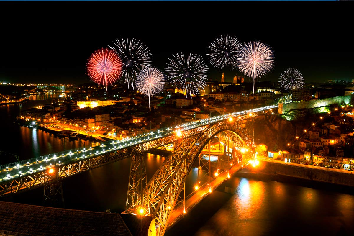 Fogo de artifício no Porto, sobre a Ponte de D. Luis.
