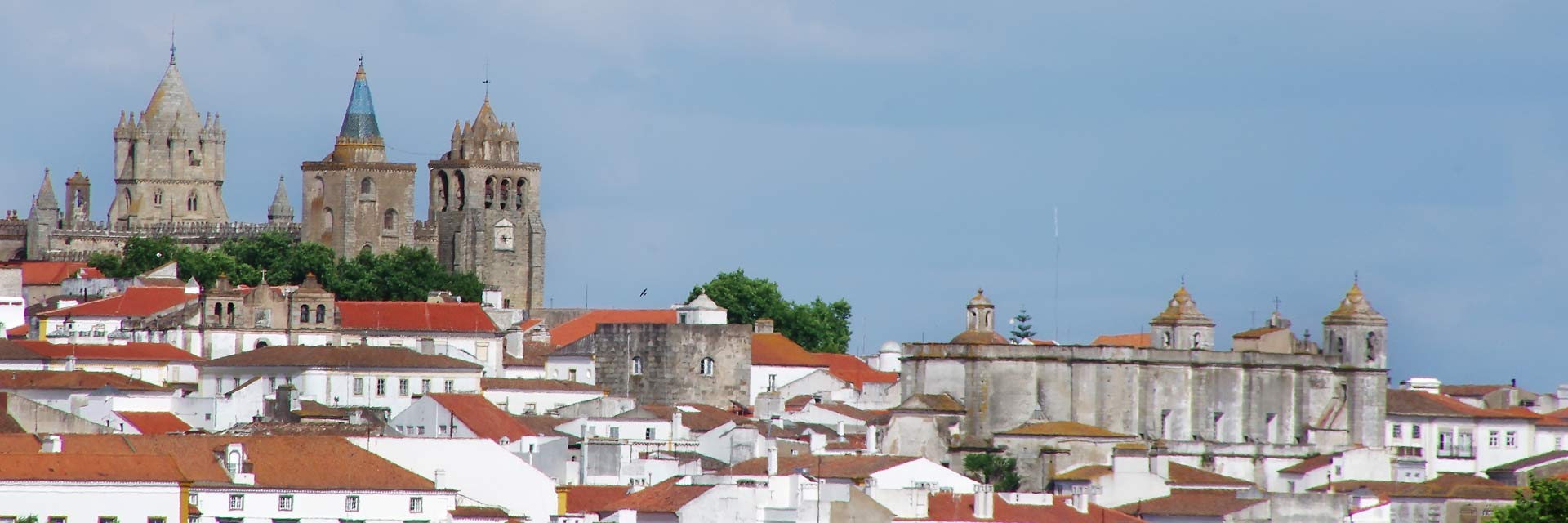 Vista de telhados de Évora com destaque para as torres da Sé Catedral de Évora
