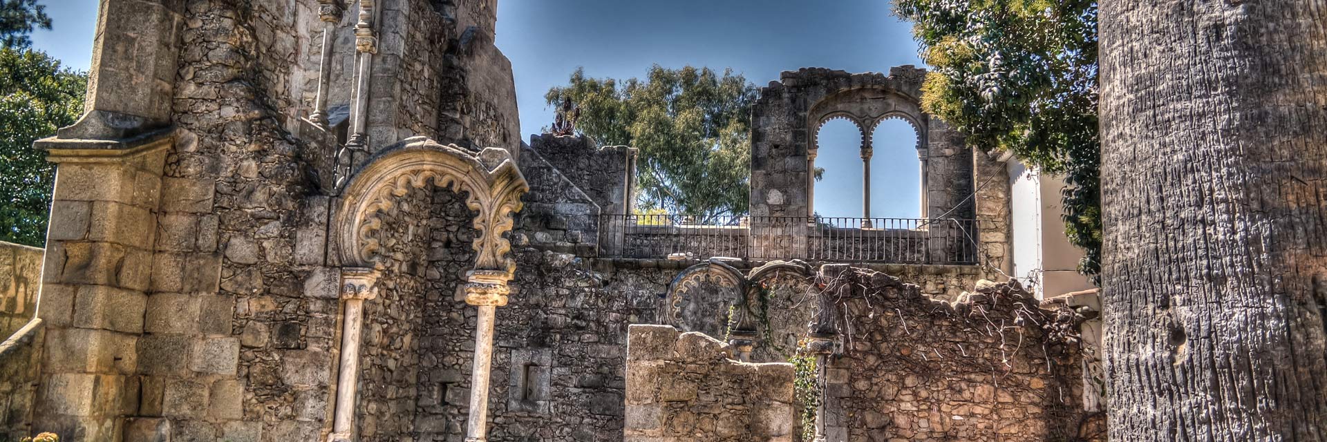 Ponto turístico em ruínas, chamado 
