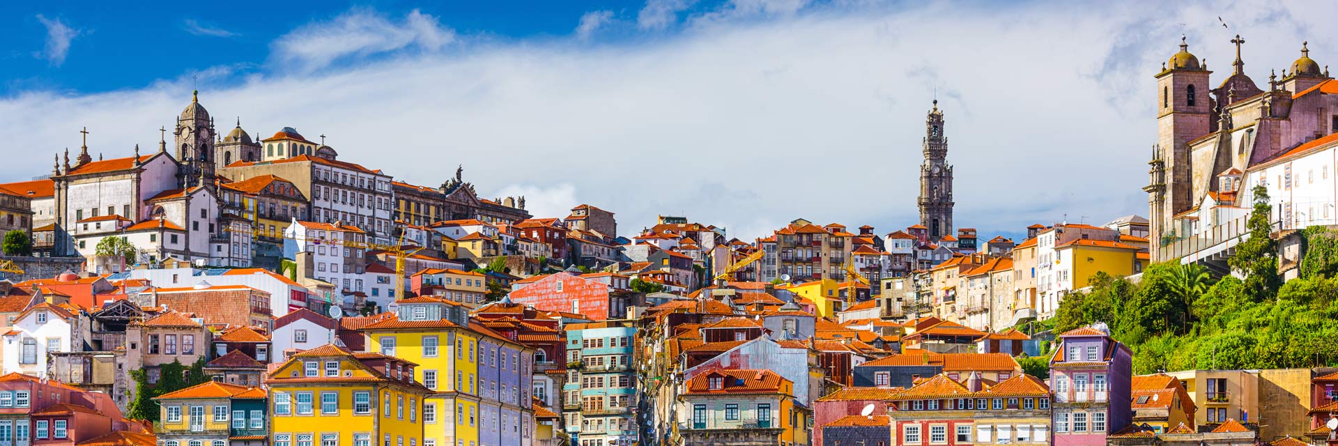 Vista do centro histórico do Porto, Ribeira, Sé Catedral, torre dos Clérigos e Igreja do Carmo.