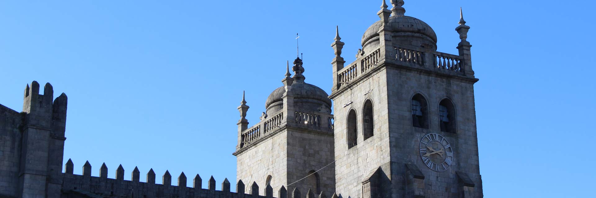Porto Cathedral, located at the highest point of the historic center, highlighting the towers and the clock on one of them.