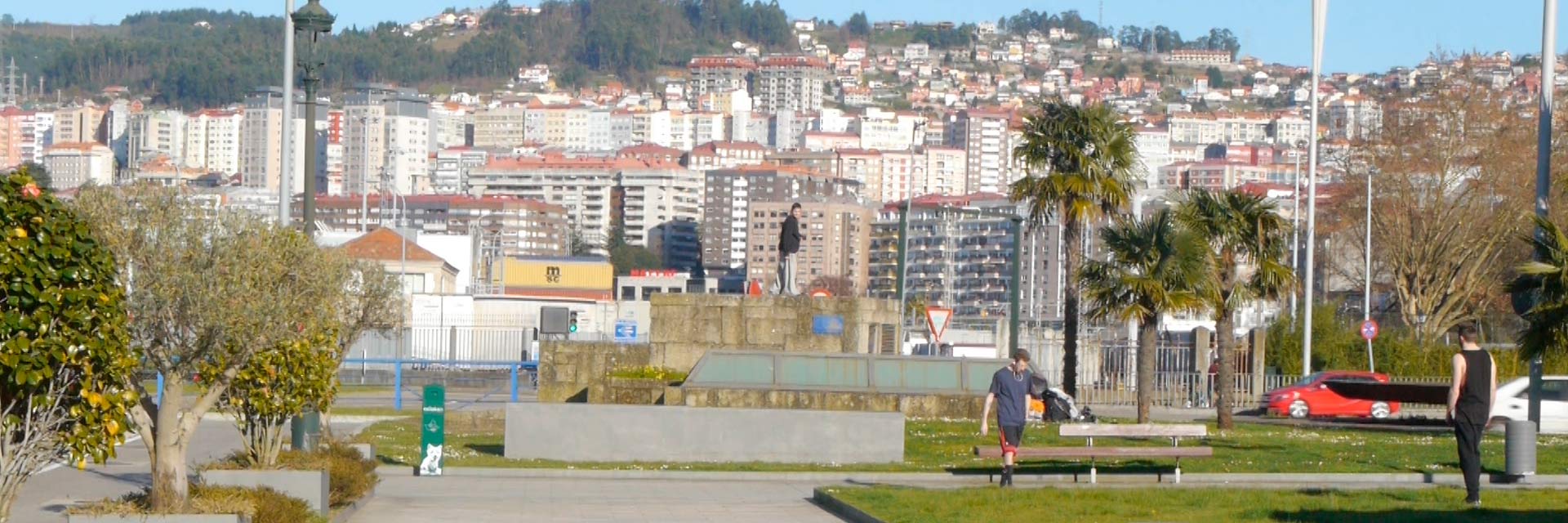 Image of a square in the city of Vigo, with buildings in the background.