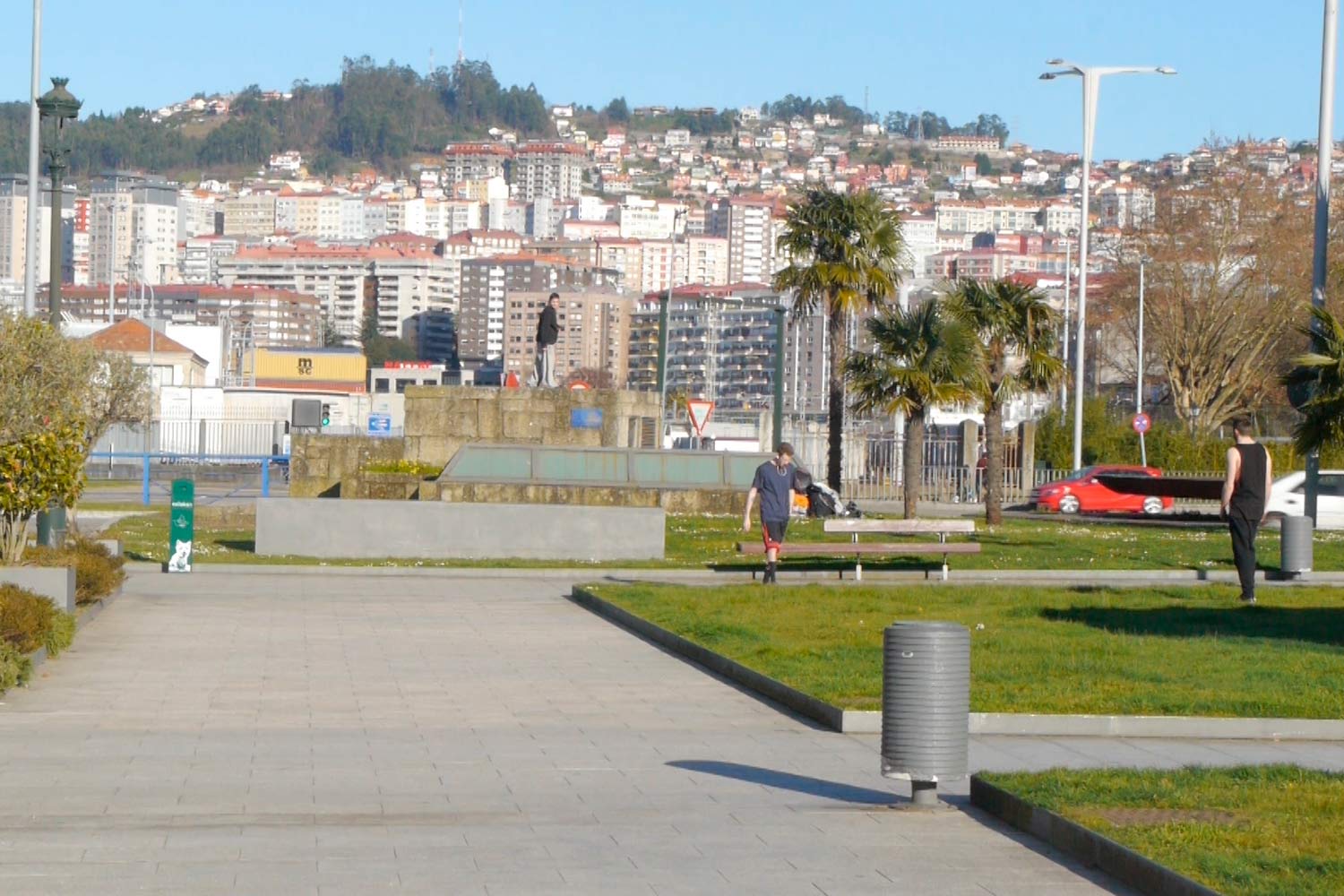 vista de Vigo com monumento num parque