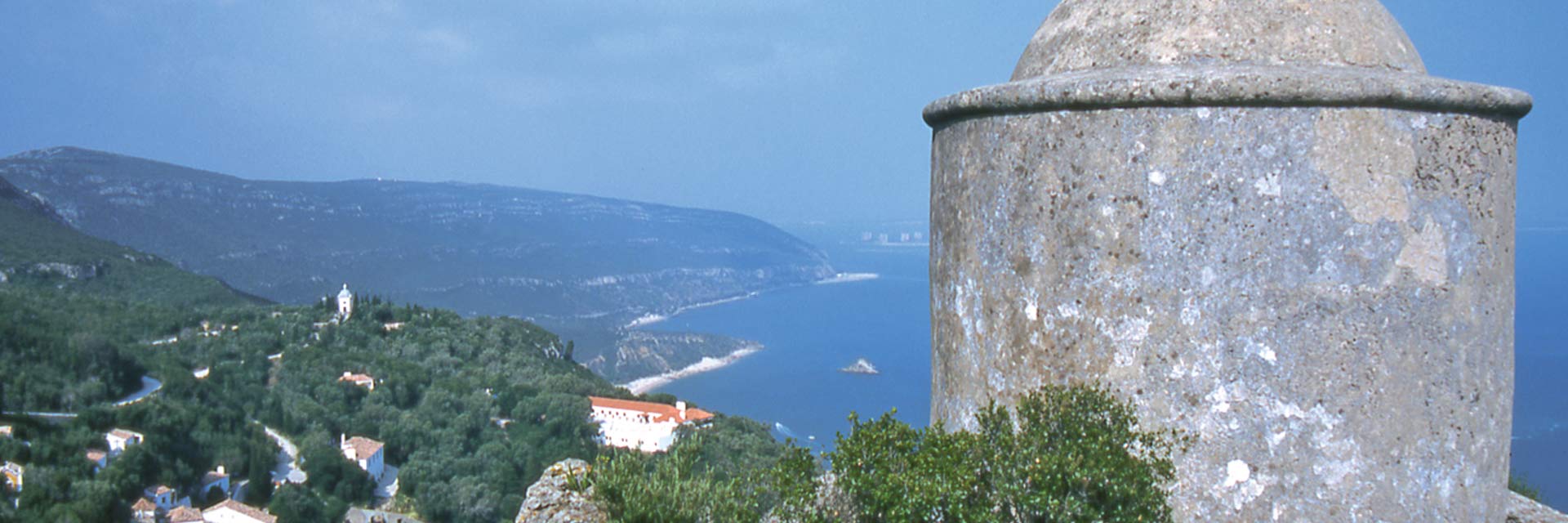 Construção em pedra pertencente ao perímetro do Convento da Serra da Arrábida.