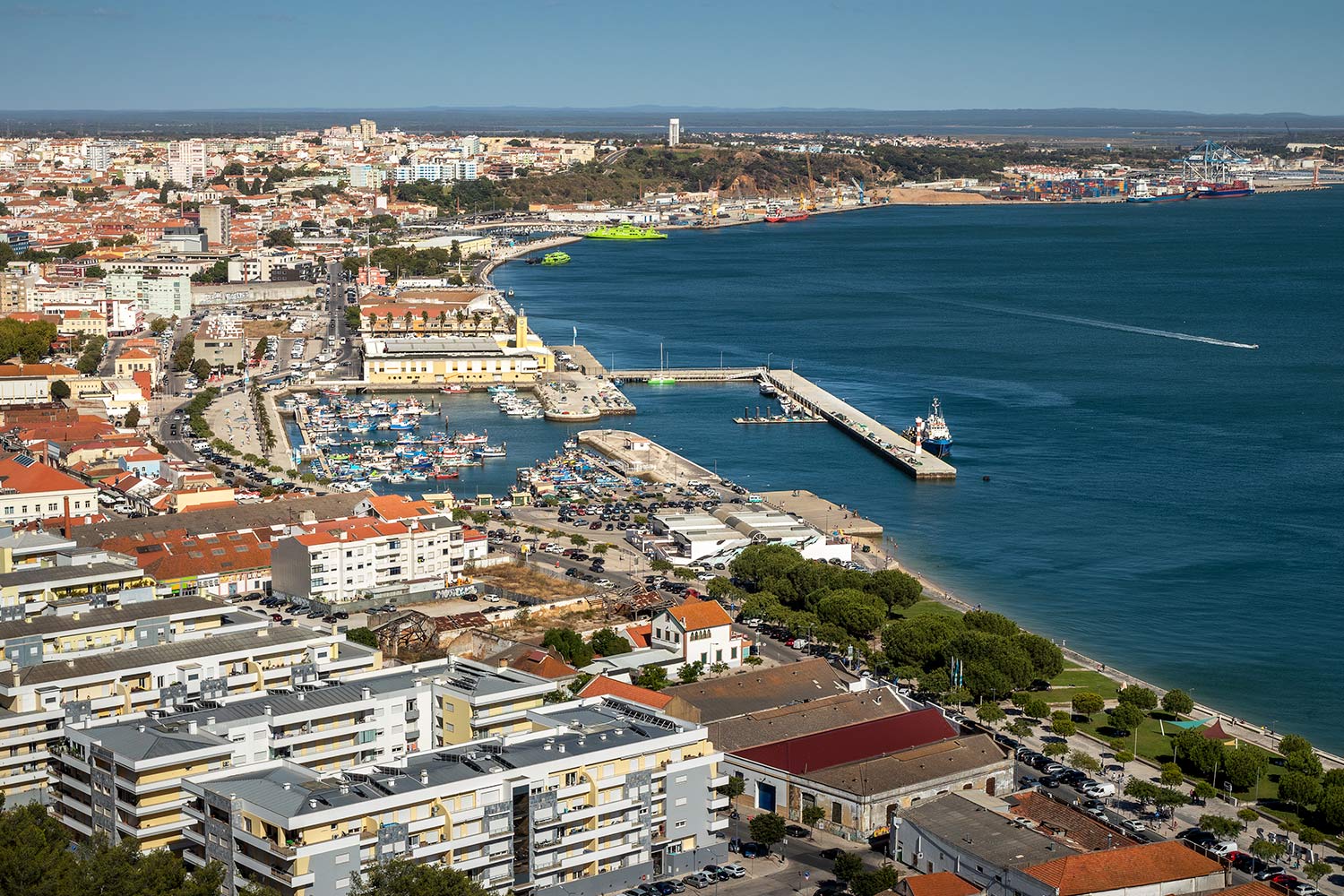 Imagem a cores de vista aérea sobre a Baía de Setúbal.