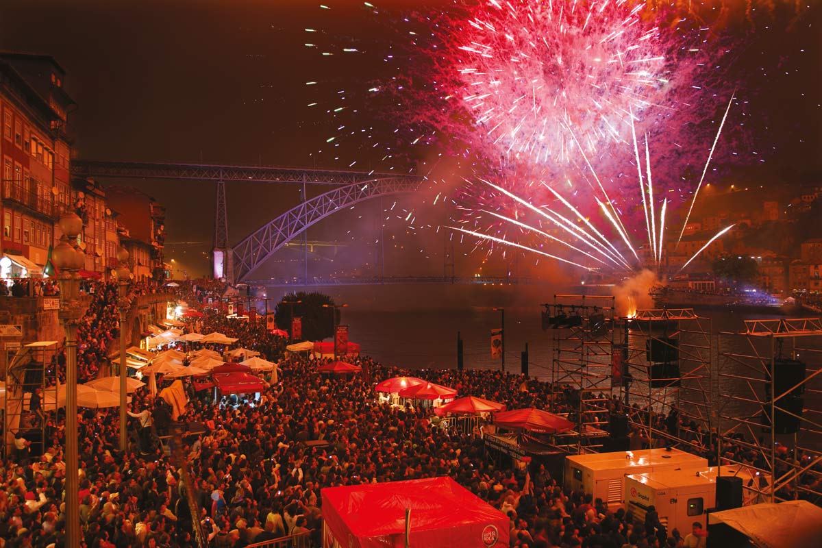 Fogo de artifício na Ribeira do Porto, nas Festas de São João.