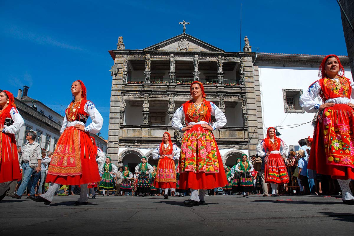 Mordomas da Romaria da Senhora da Agonia, com os seus trajes típicos e ouro.
