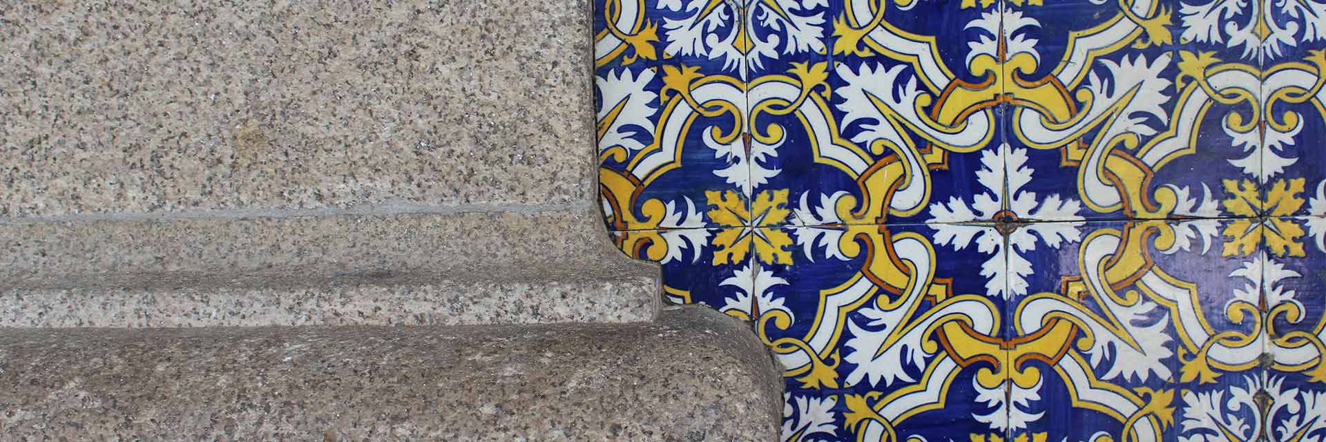 Detalhe de azulejo e pedra do edifício de estação.