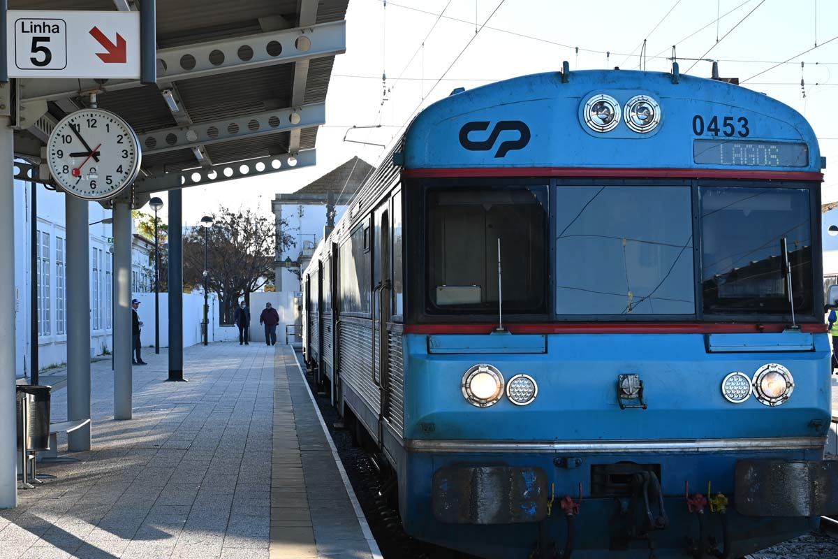 Perspective view, from the platform, of a Coimbra Urban train.