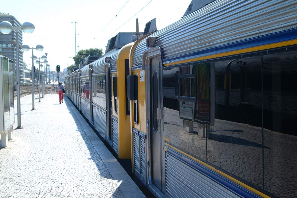 Perspective view, from the platform, of a Cascais Line train.