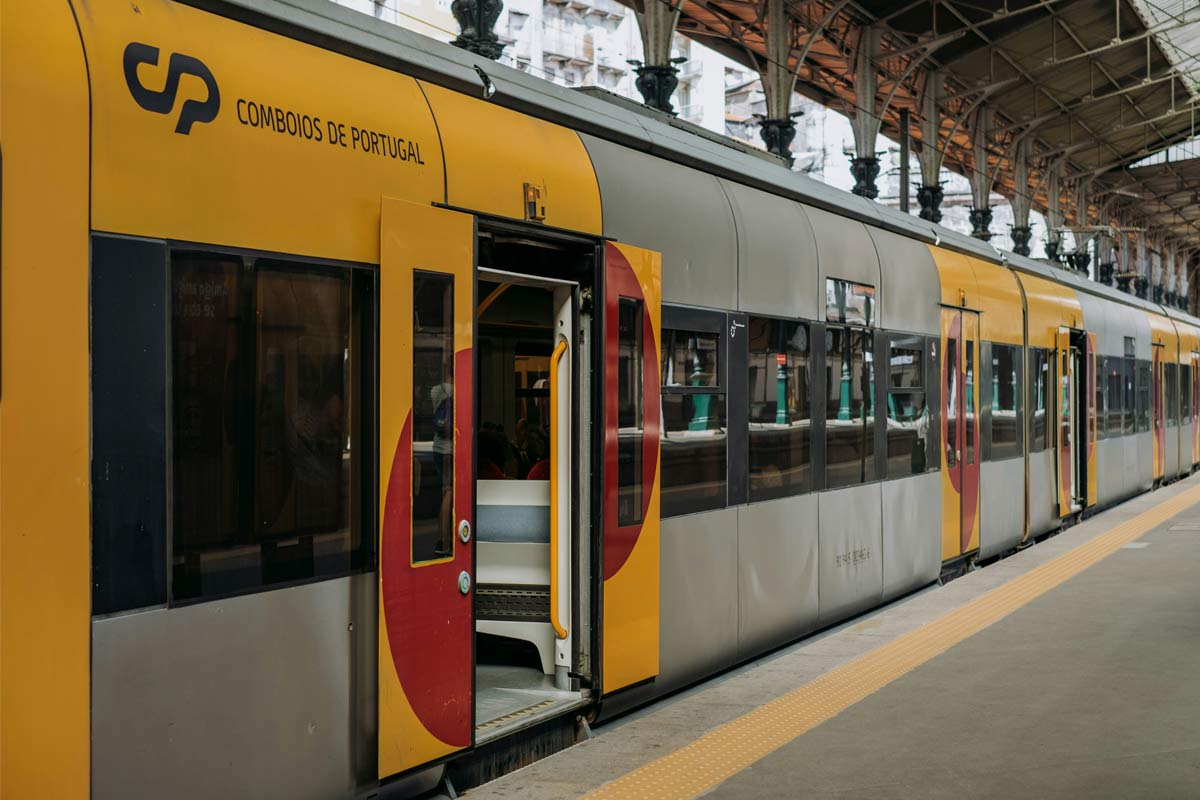 Vista em perspetiva, a partir da plataforma, de comboio dos Urbanos do Porto.