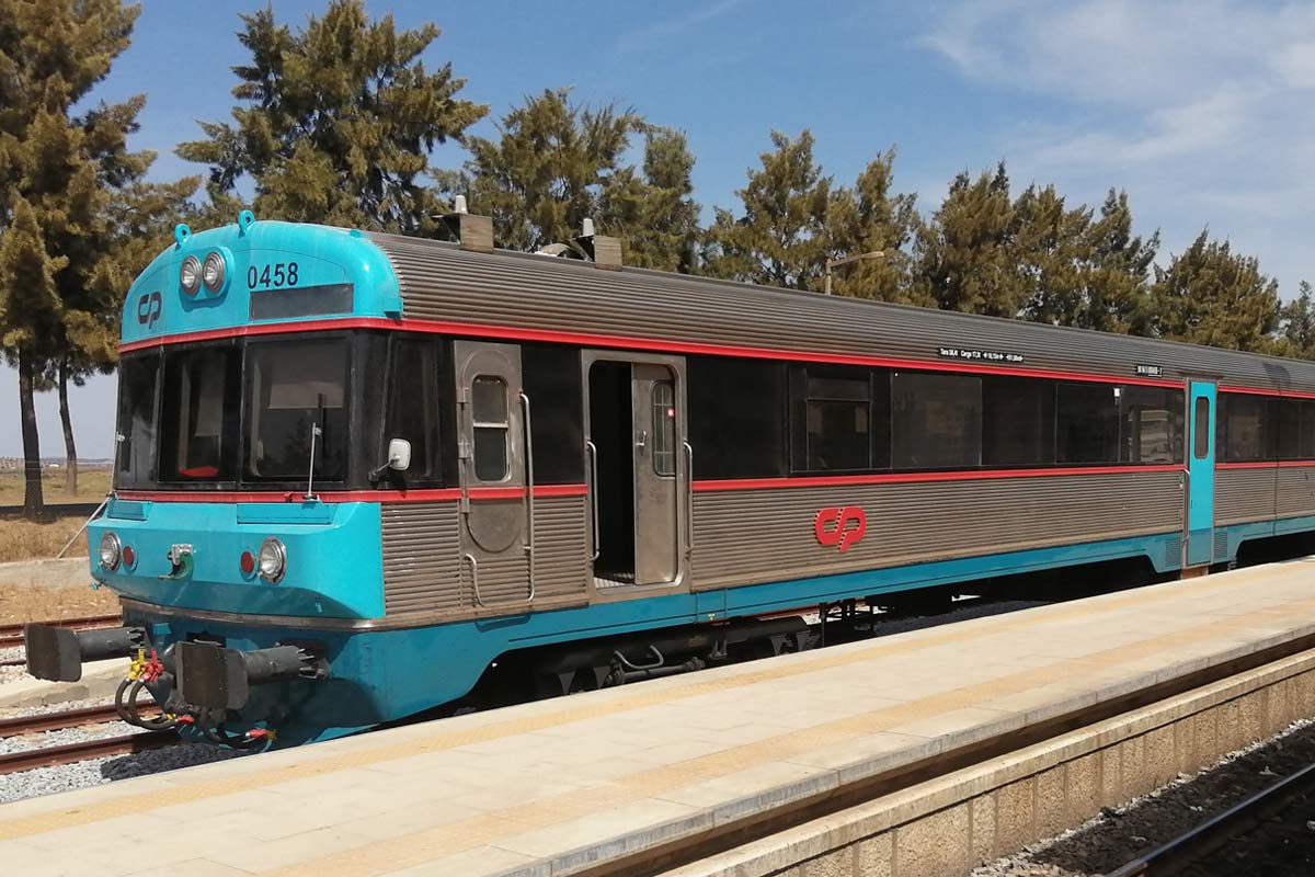 Automotora diesel da série CP 0450 cor azul e cinzento, parqueada numa das linhas estação.