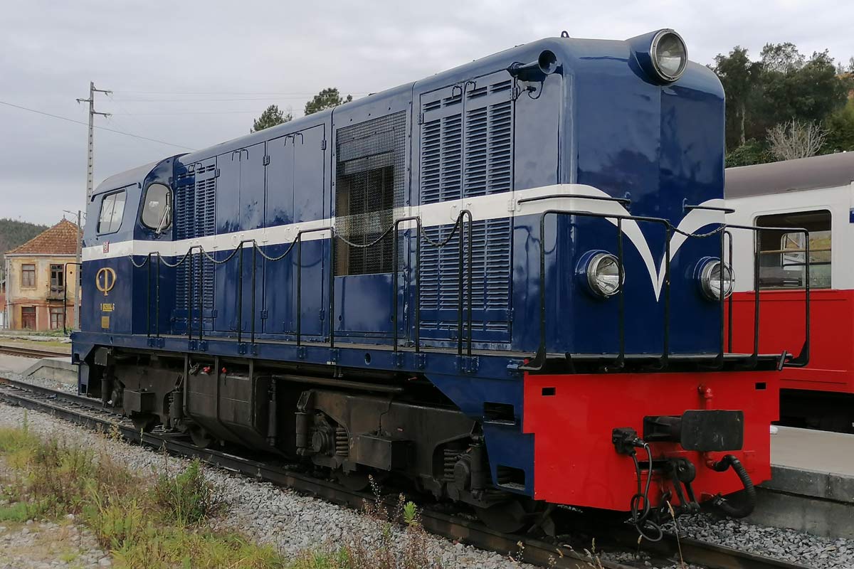 CP 9004 diesel locomotive with blue and red livery.