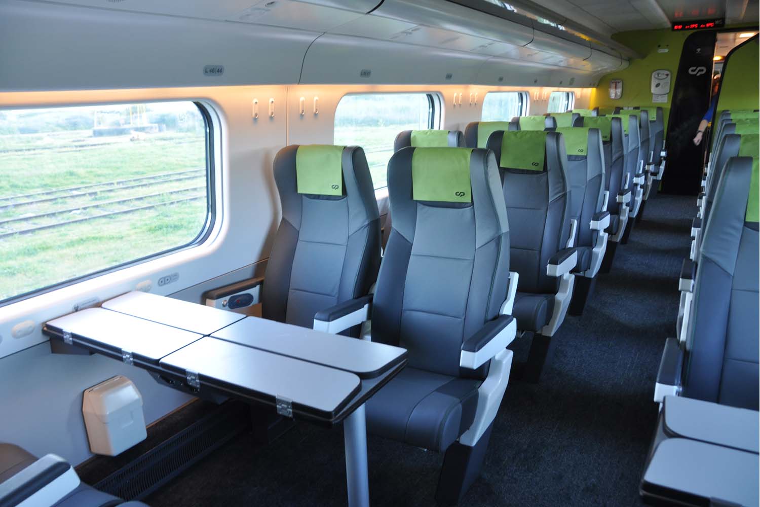 Alfa Pendular CP 4000 - interior do comboio, cadeiras de frente