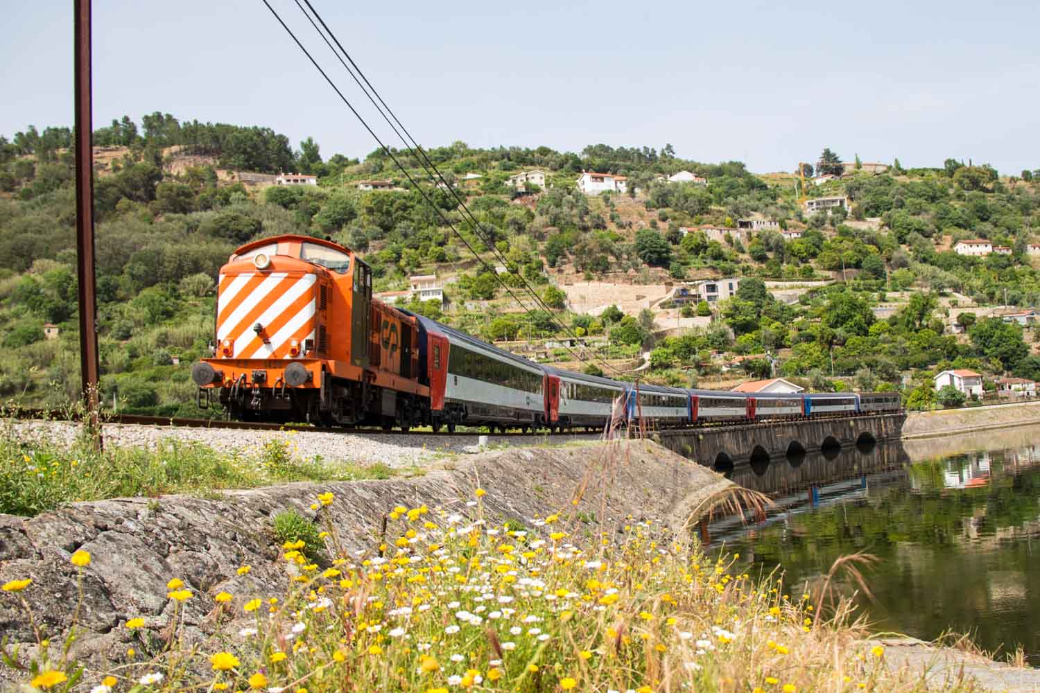 Carruagens Arco - comboio ao pé do rio