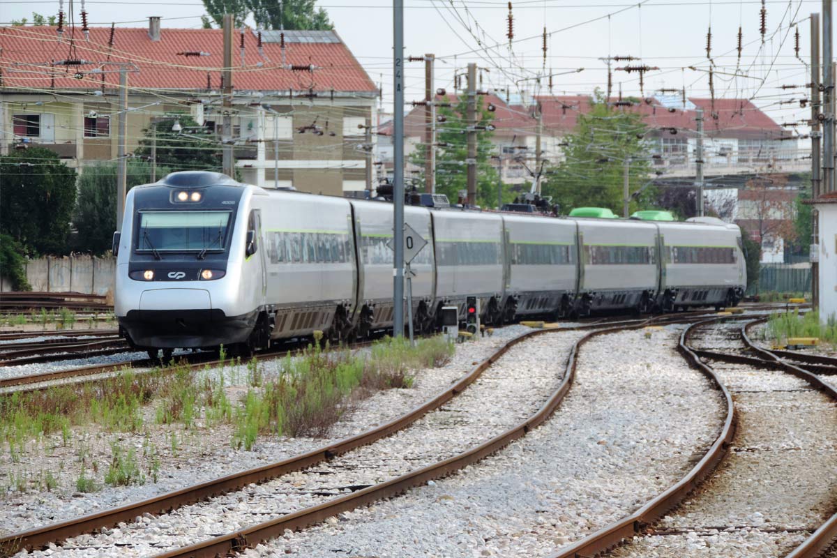 Alfa Pendular CP 4008 - train on the tracks