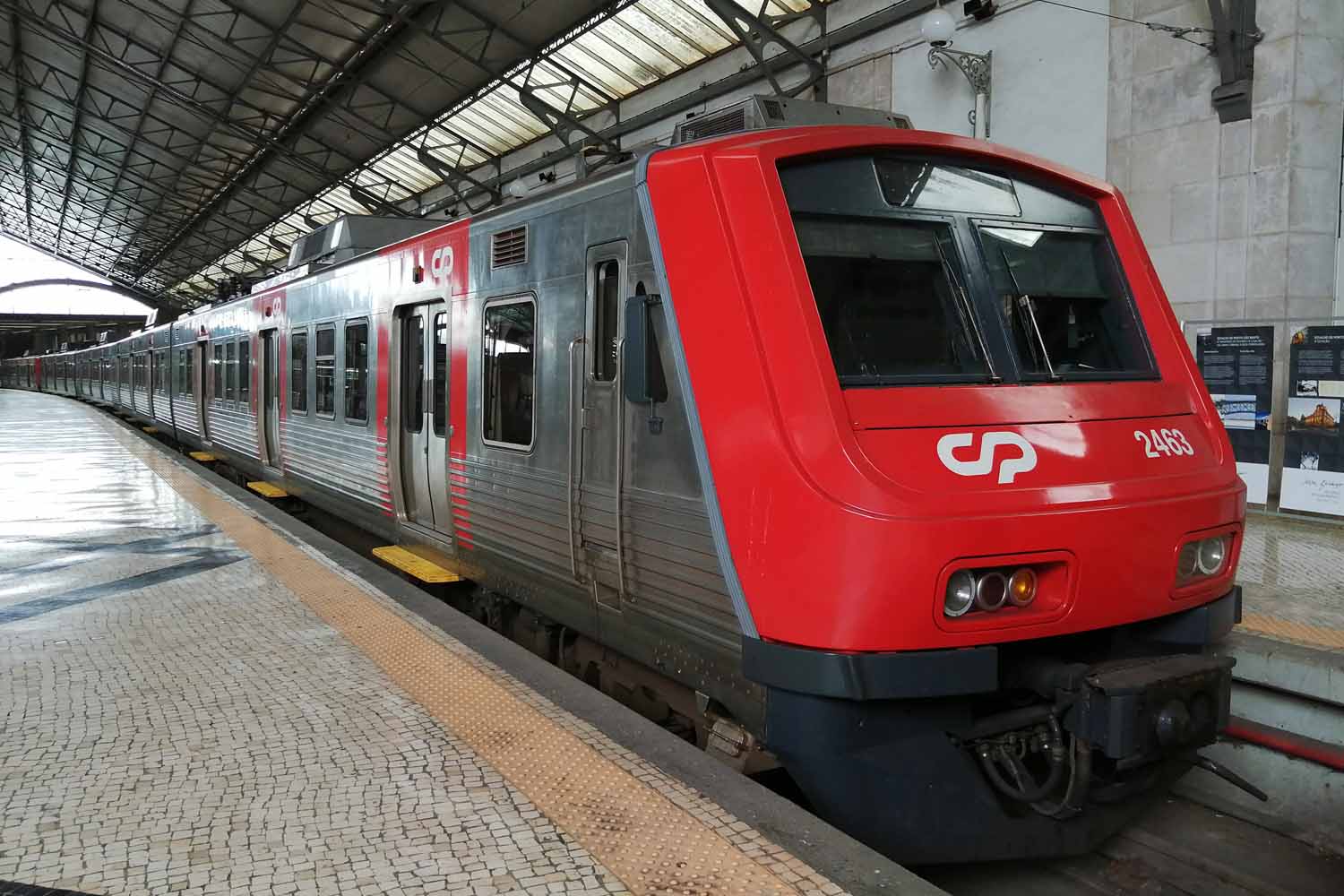 Electric multiple unit CP 2463 - Rossio station