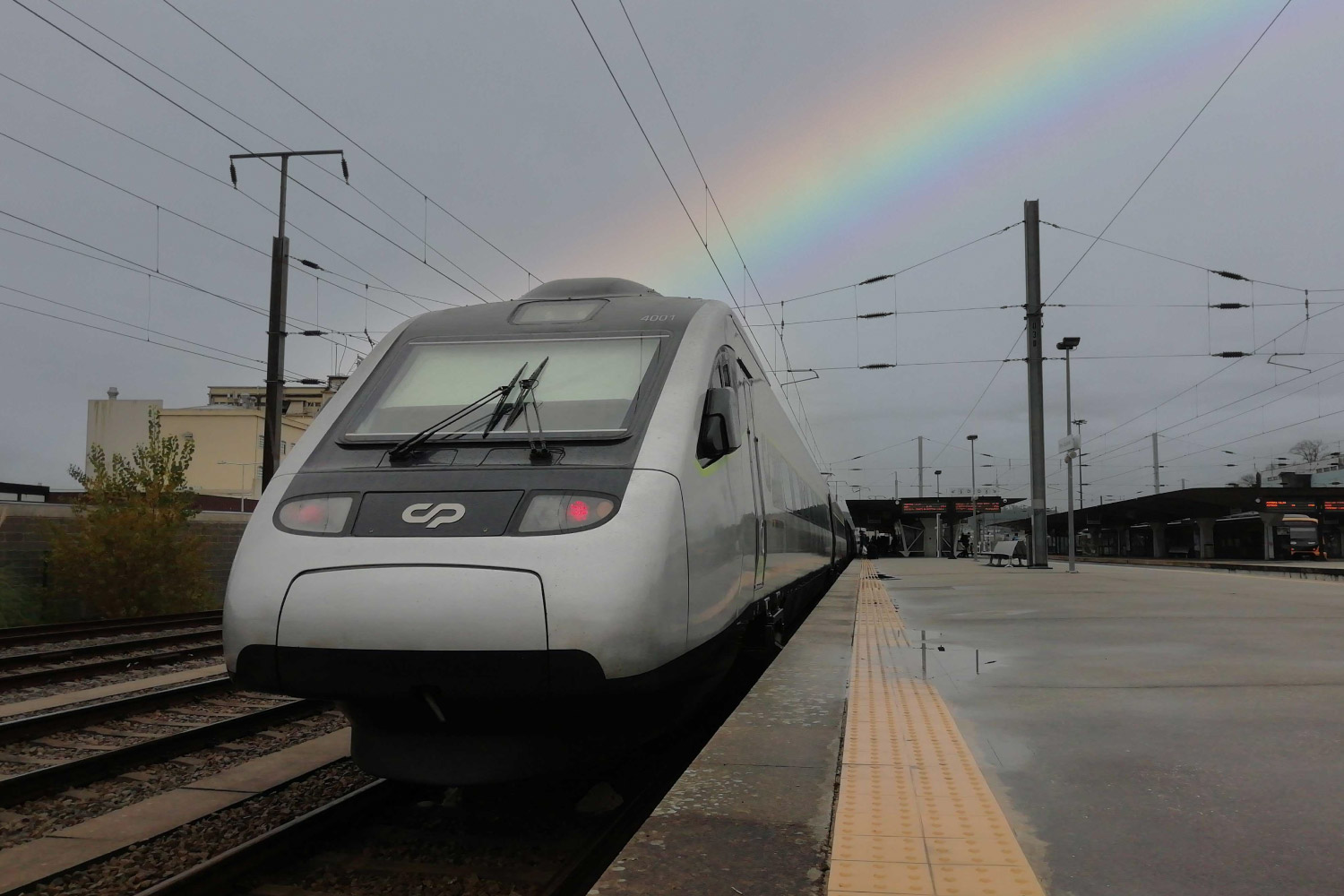 Comboio Alfa Pendular na estação.