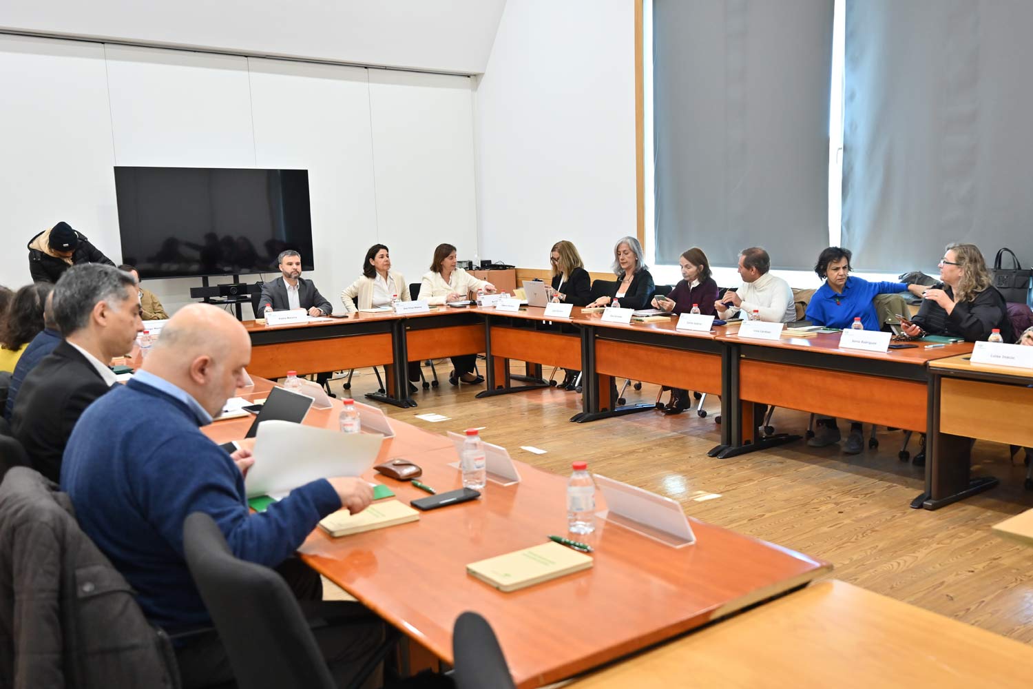 Sala de reuniões com vários elementos da CP e Associações.