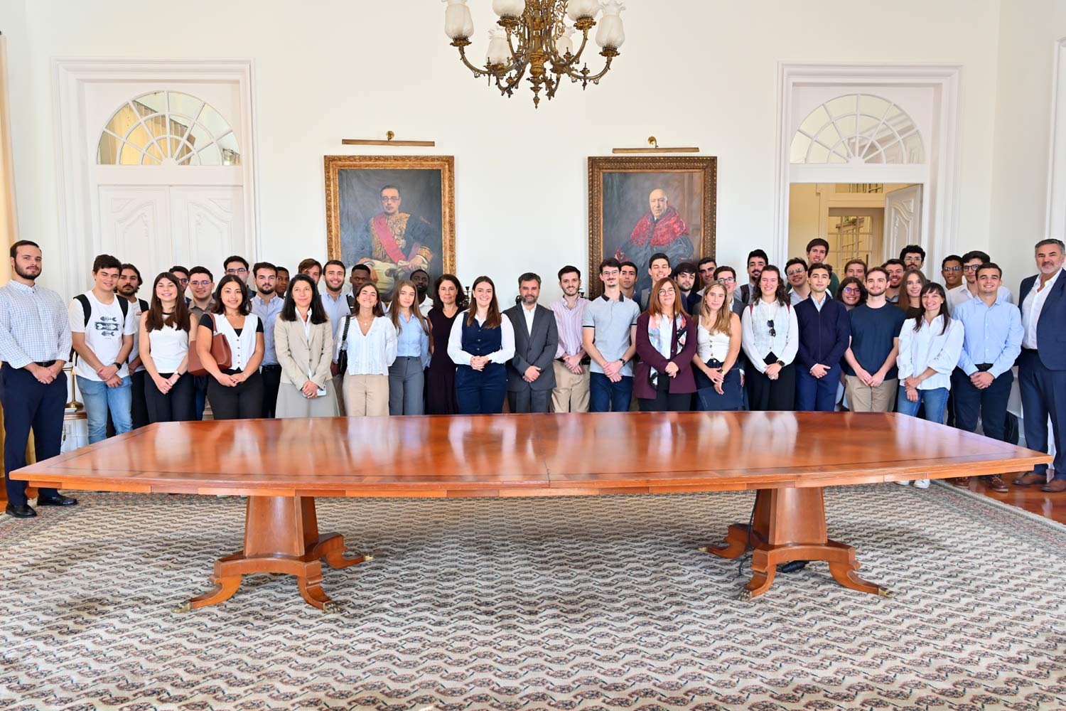 Grupo de trainees e Conselho de Administração na sala de reuniões principal da CP