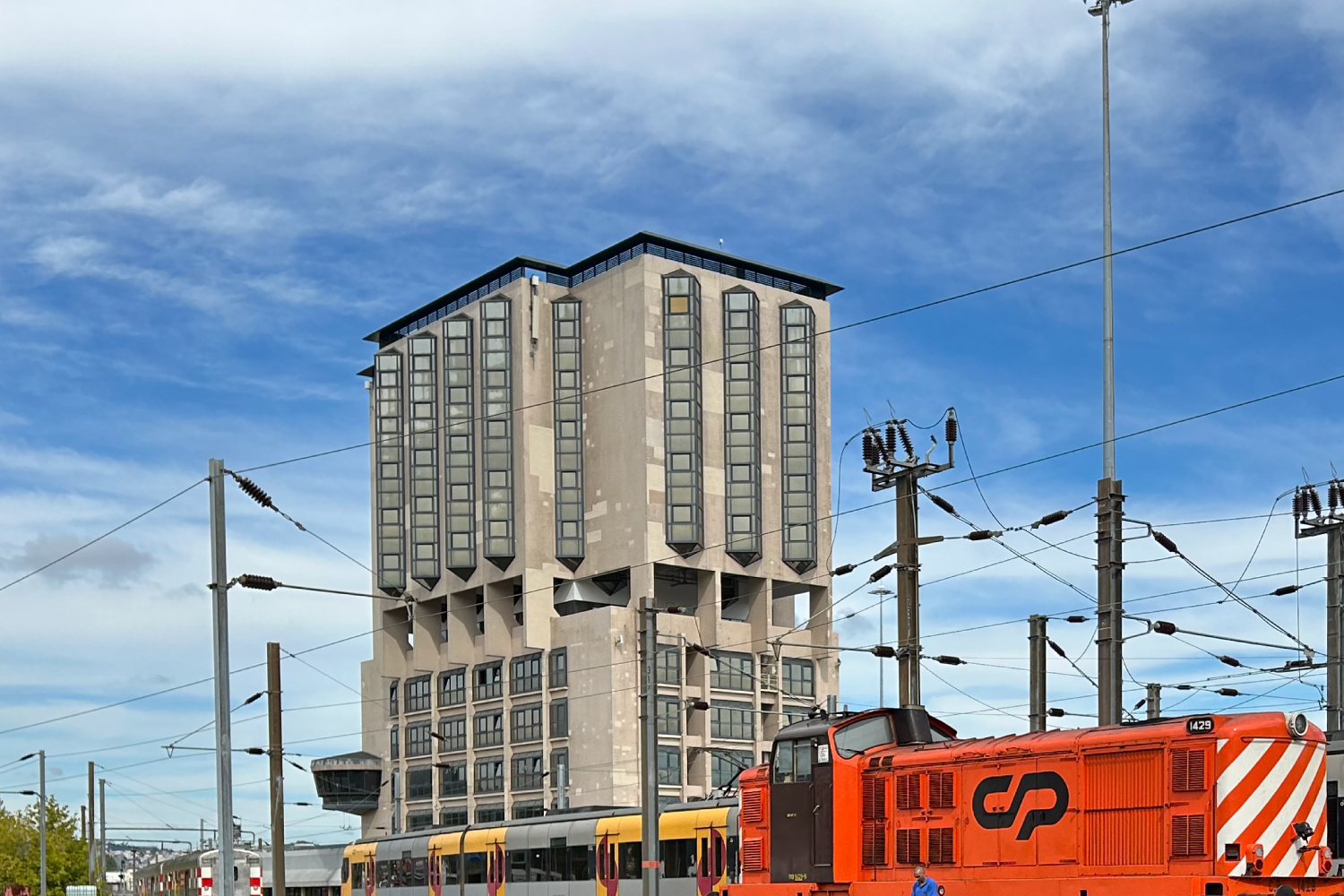 Edifício em Contumil junto à estação