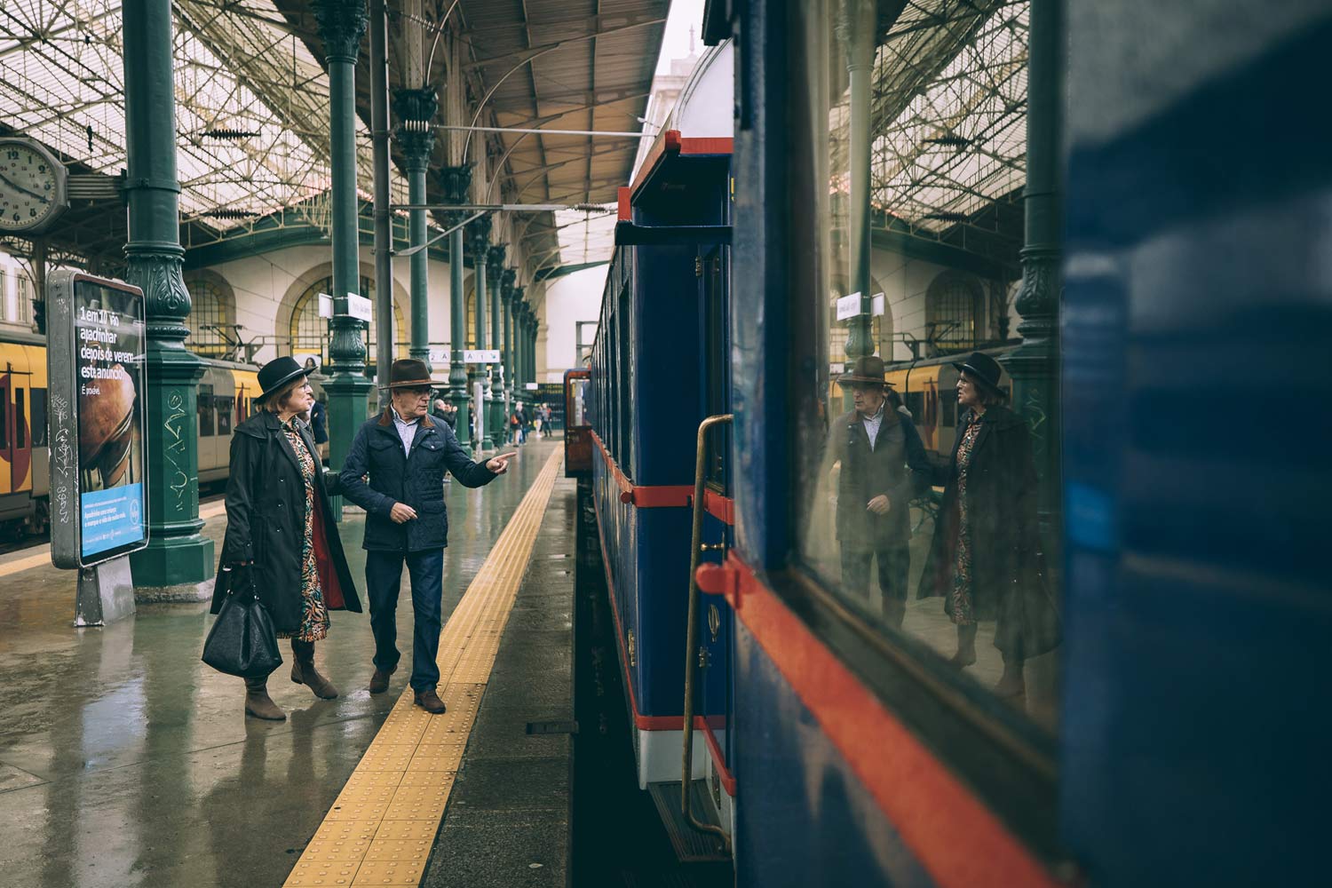 Homem e mulher, na plataforma da Estação de Porto São Bento, a entrarem a bordo do Comboio Presidencial.
