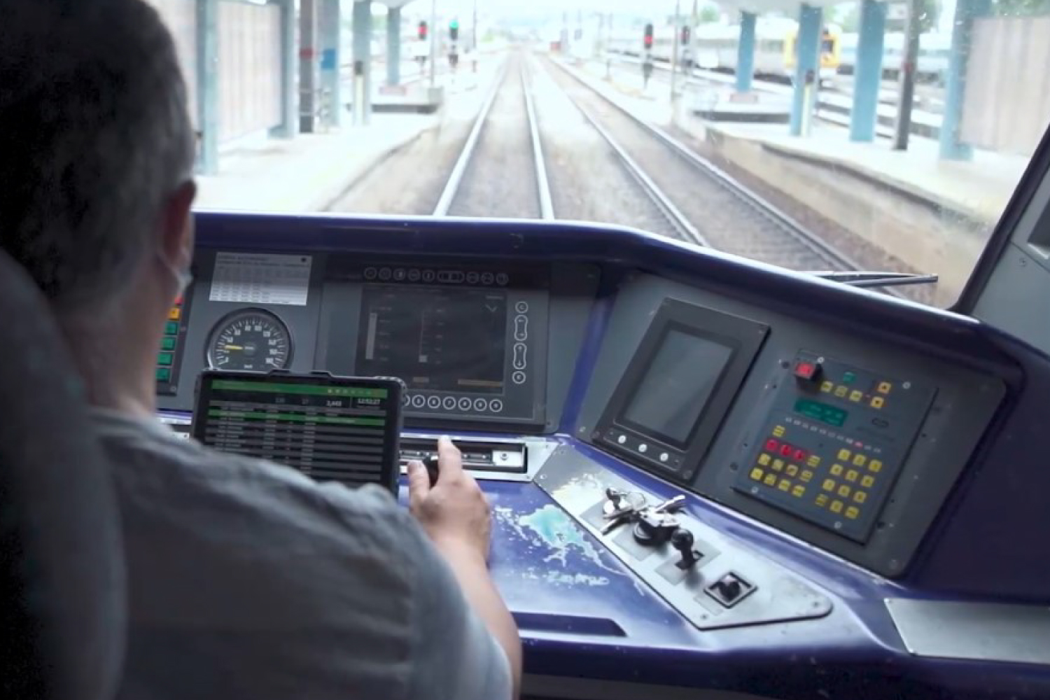 Vista de linhas de comboio, na cabine de condução