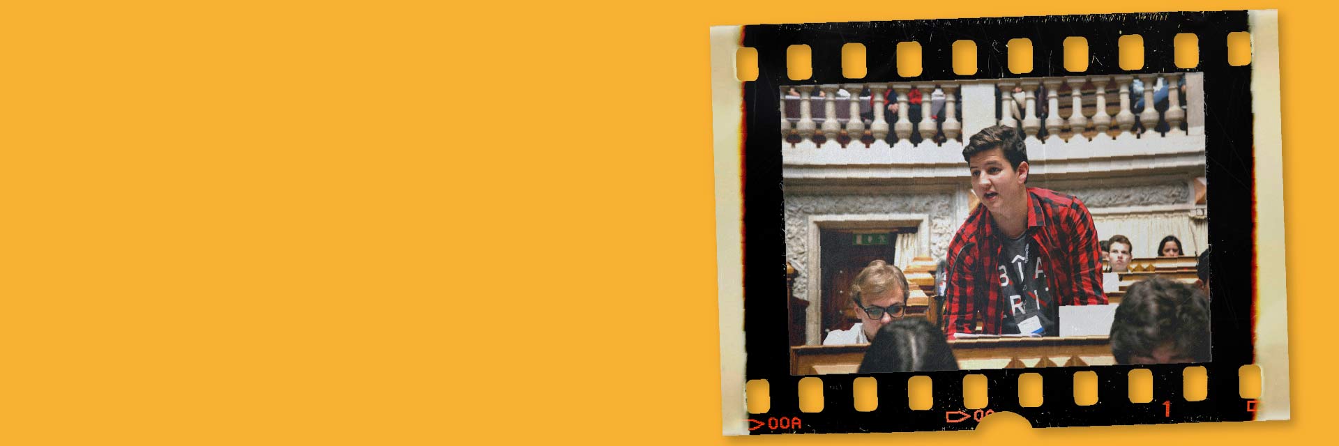 Fundo laranja, com imagem de jovem no parlamento à direita.